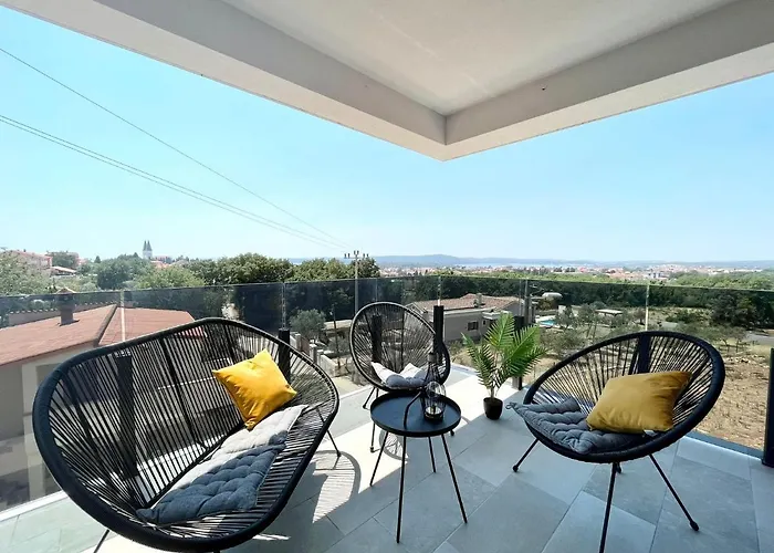 J&N Hill\'S Residence With Swimming Pool