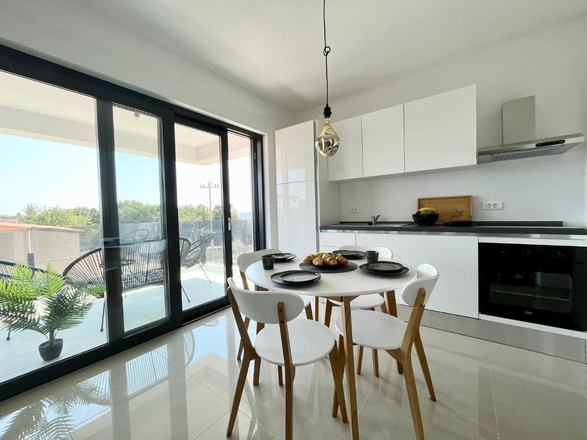 J&n Hill's With Swimming Pool Appartement Medulin