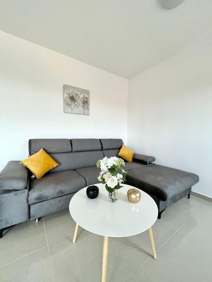 J&n Hill's With Swimming Pool Apartment Medulin