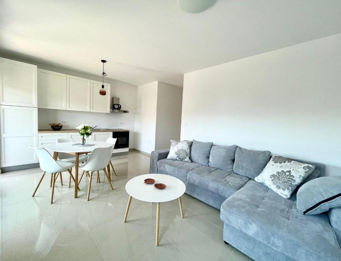 J&n Hill's With Swimming Pool Apartment *