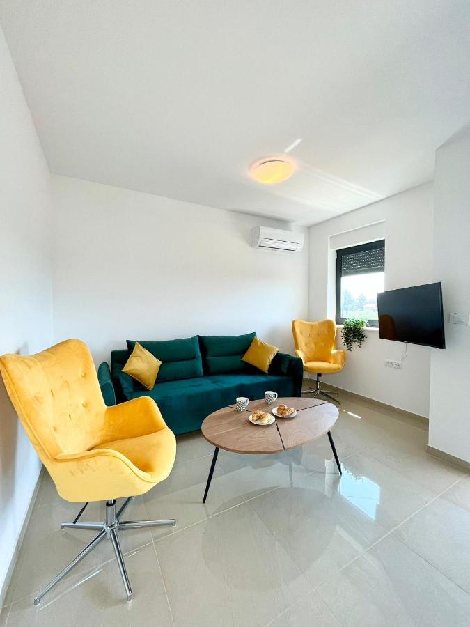 J&n Hill's With Swimming Pool Apartment Medulin