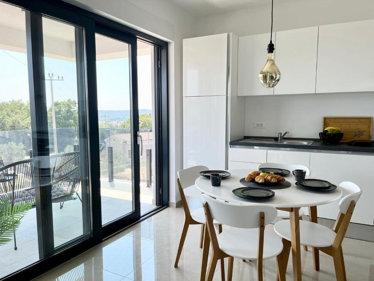 J&n Hill's With Swimming Pool Apartment Medulin