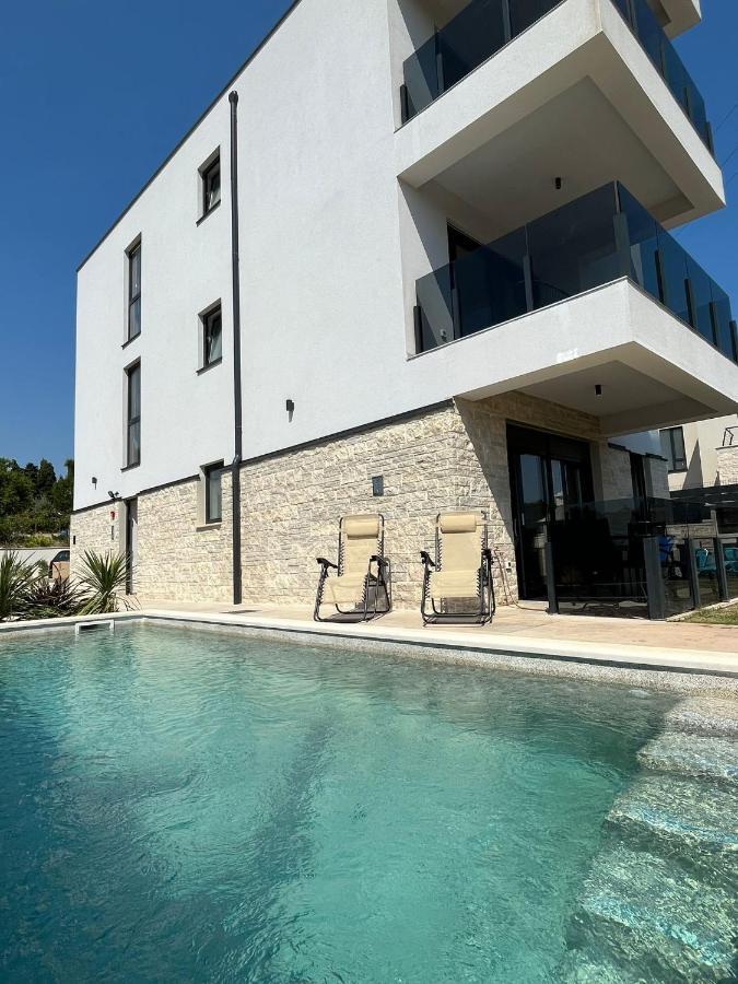J&n Hill's With Swimming Pool *